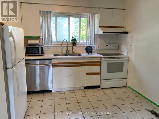 Photo - 155 Corinthian Blvd