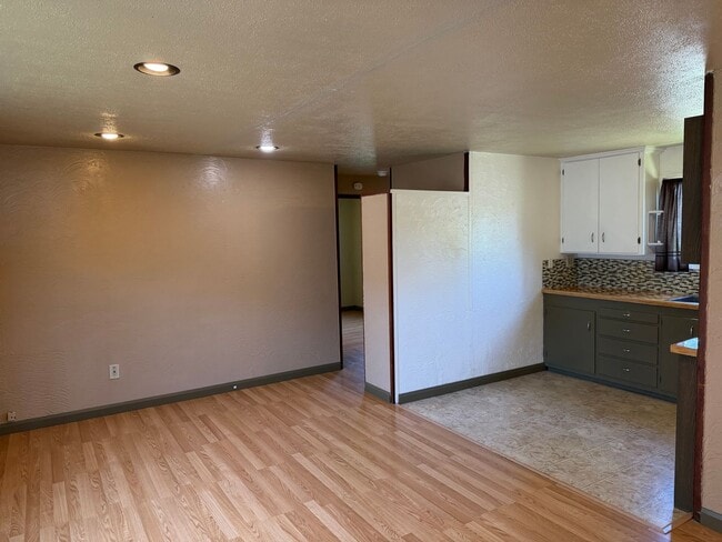 Photo - 1 bedroom, 1 bath duplex in Springfield!