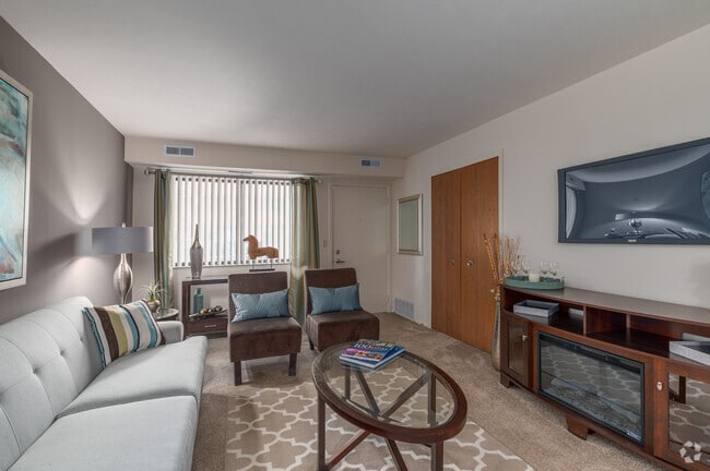 Model - 2 BD, 1 BA - 950SF - Living Room - Willowood Apartments