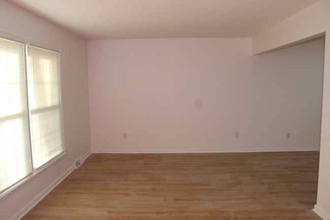 Photo - Spacious 5-bedroom, 2.5 full-bath home located in Shawnee, KS