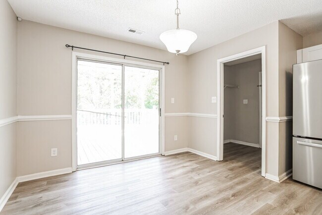 Photo - 910 Milkfarm Ct