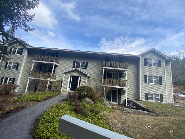 Building Photo - 24 Parkwood Dr Unit 203