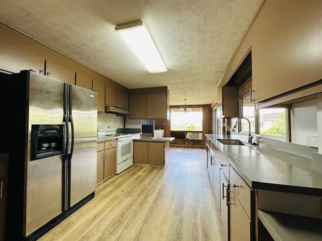 Photo - Spacious 3 Bedroom, 2 Bathroom House