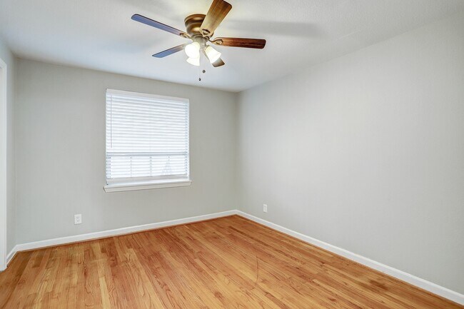 Photo - 2647 Greenbriar Dr Unit 4