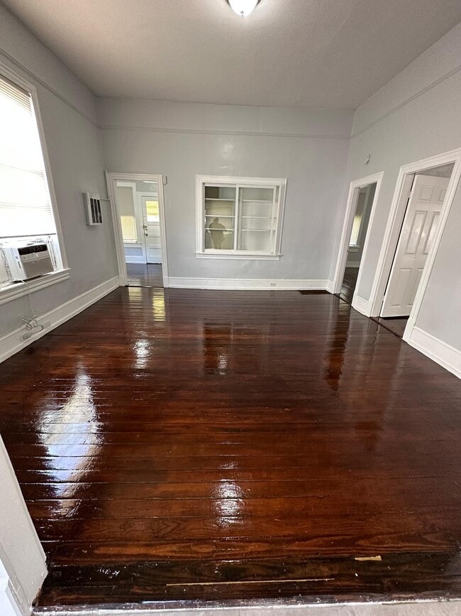 Photo - 130 E 5th St