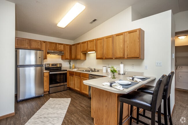 2BR, 1BA - 925 SF