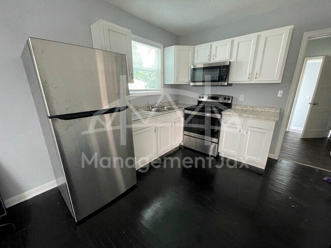 Photo - 2325 Westbrook Cir N