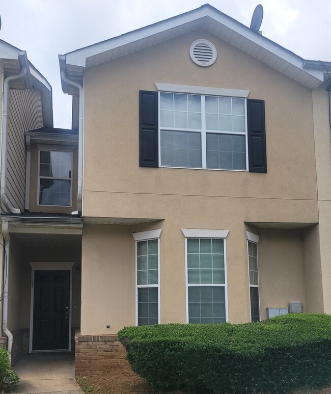 Building Photo - Four Bedroom Town Home Total Electric