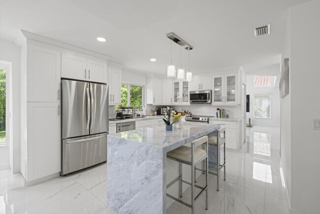 4734 NW 5th Ct