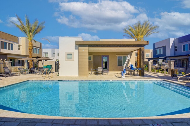 Building Photo - Town Surprise