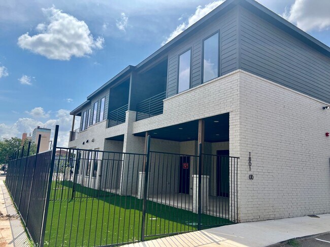 Photo - The Court At Overton Unidad 100