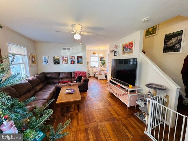 Photo - 909 S Irving St