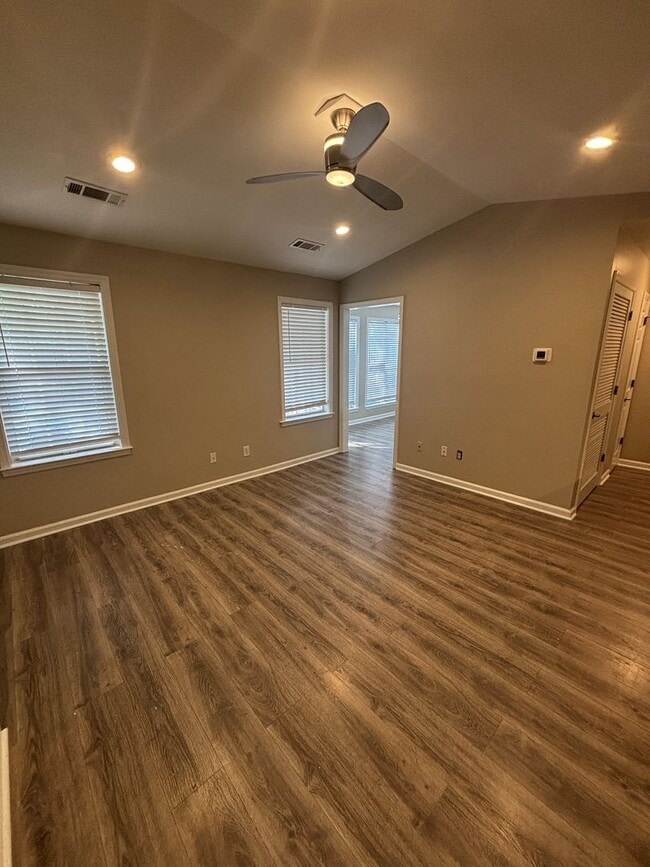 Building Photo - Ground floor 2 bed condo with no neighbors above or below