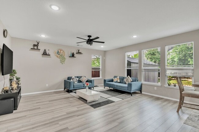 Photo - 520 Ayinger Ln