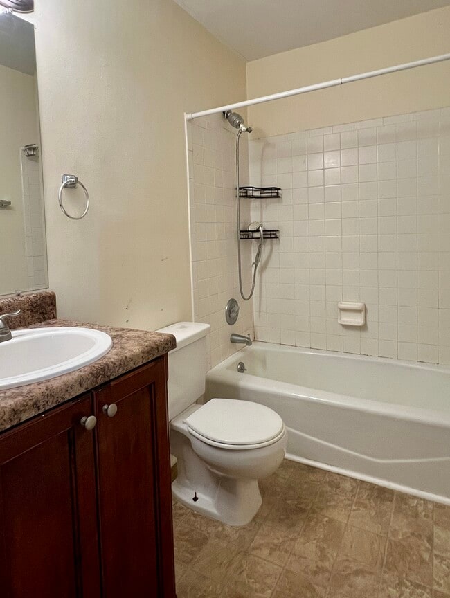 Second full bath - 105 W Oglethorpe Ave Unit 406