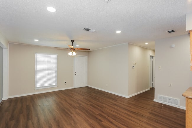 Photo - 441 NW Jayellen Ave