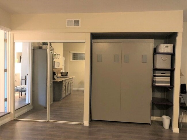 Building Photo - Furnished Studio