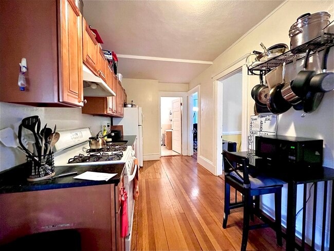 Building Photo - 148 Strathmore Rd Unit 2 Rental