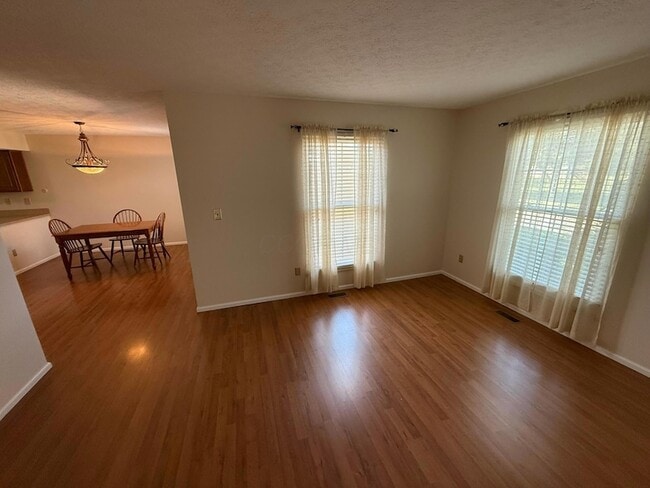 Photo - 430 Williamsburg Ln NW