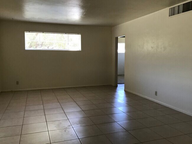 Photo - 529 W 17th Pl