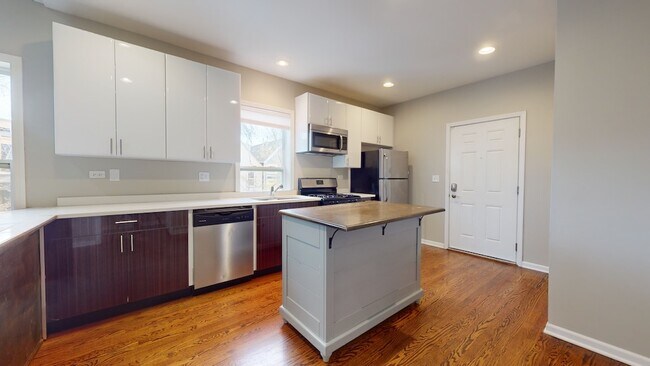 Photo - 2103 W Fletcher St Unit 2