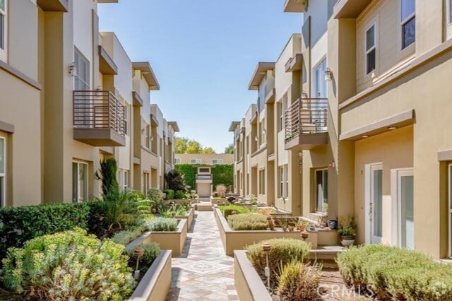 Building Photo - 441 N Los Robles Ave Unit 16 Rental