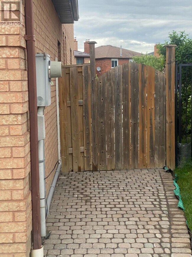 Photo - 3271 Pilcom Crescent