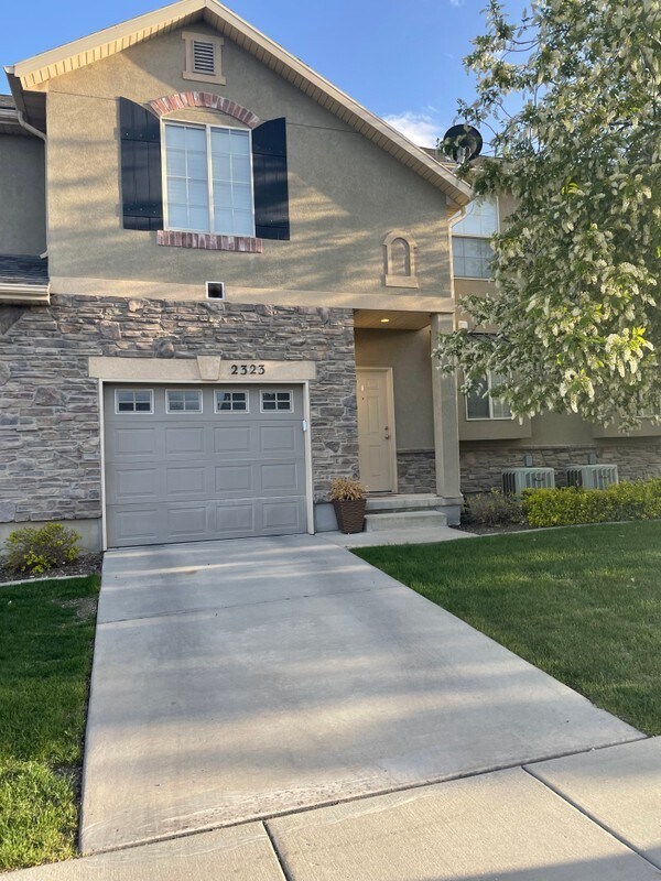 Photo - 2323 Adelaide Dr