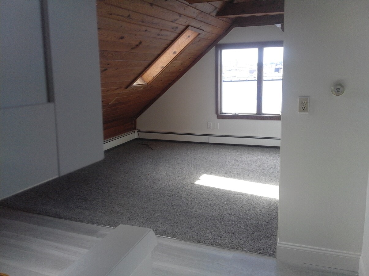 Living Room - 119 Thames St Unit 3