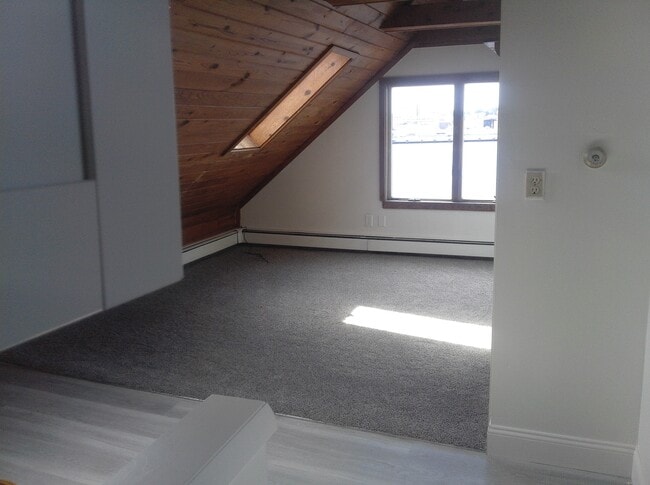 Building Photo - 119 Thames St Unit 3