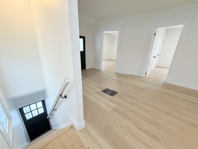 Building Photo - 165 College Ave N Unit 1