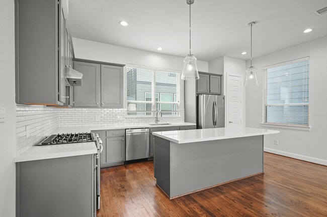 Photo - 3006 Charline