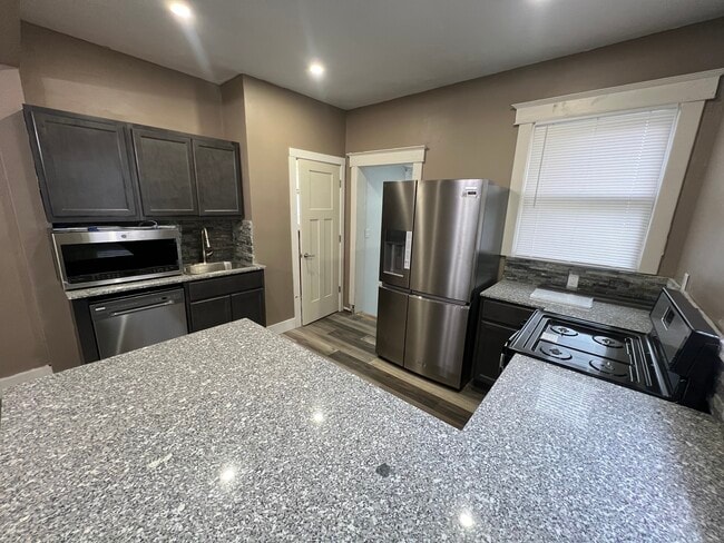 Photo - 610 W Armstrong Ave