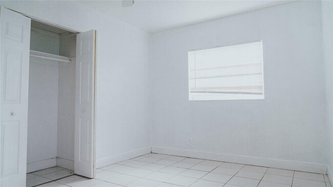 Building Photo - 6320 SW 10th Ct