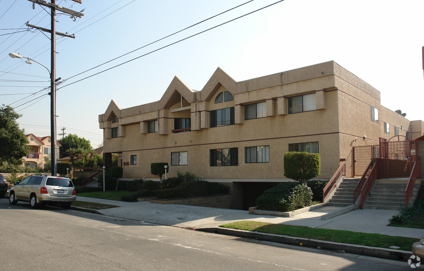 Photo - 1010 E Maple St Apartments