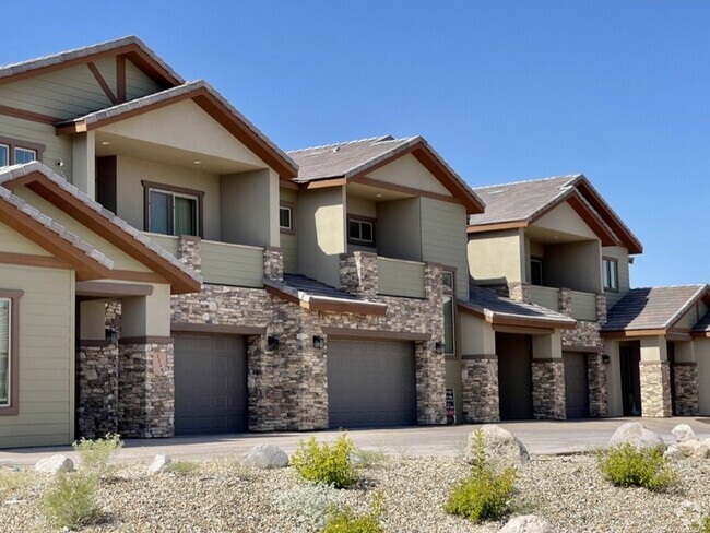 Building Photo - Huge Townhouse In Laughlin Ranch The Pinna...