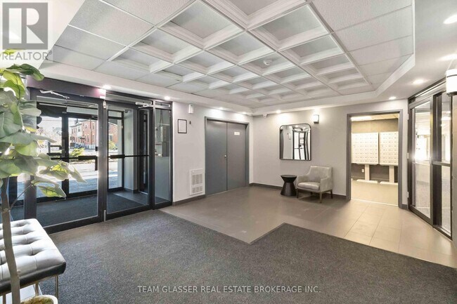 Photo - 396 Queens Ave Unité 102