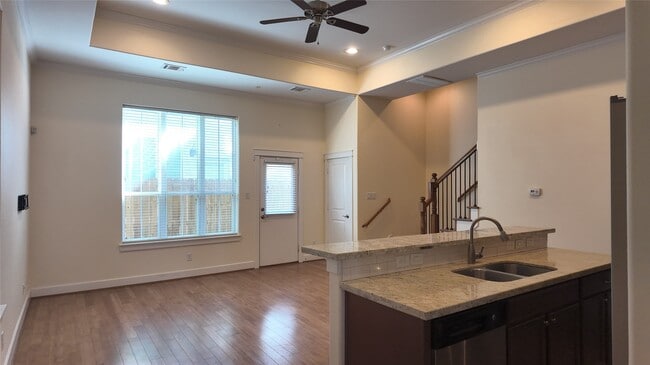 Photo - 902 W 20th St