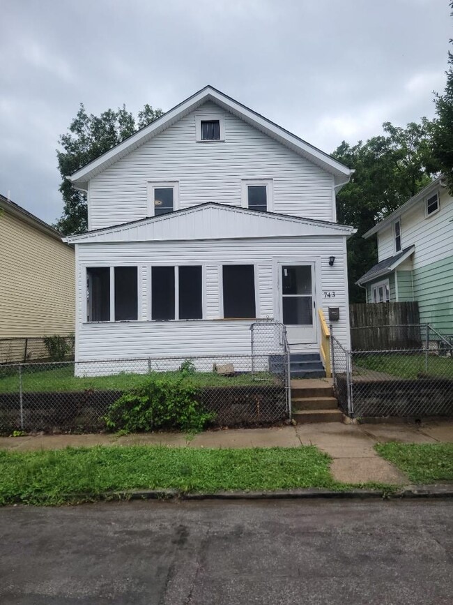 Building Photo - 743 Lilley Ave