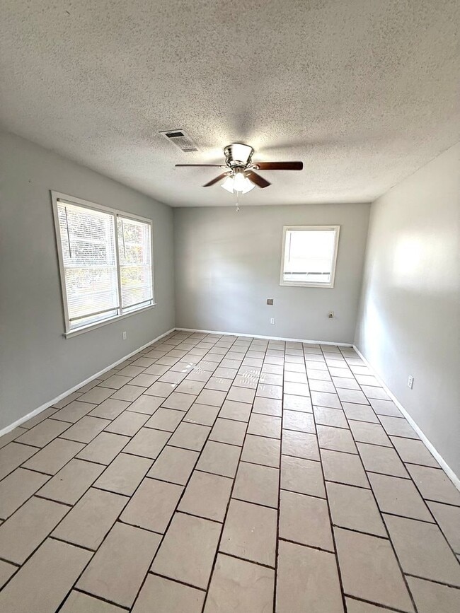 Photo - ** 3 Bedroom 2 Bath located in Highland Gardens ** Call 334-366-9198 to schedule a self tour