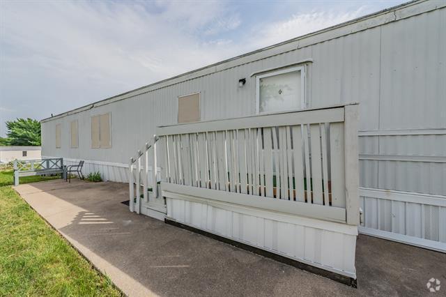 Building Photo - 5005 Shoreline Cir W Rental