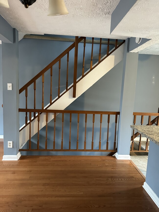 Building Photo - 8018 Grandview Ct