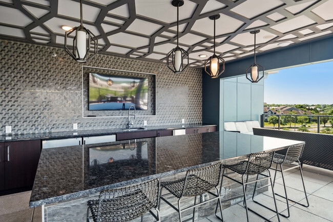 TheEmerson_EXT_Amenity_OutdoorTerrace_Oct2024