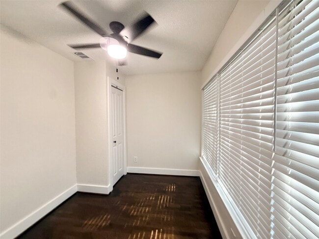 Building Photo - 318 Caladium St