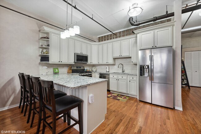 Photo - 6 S Laflin St