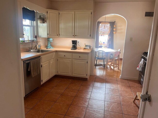 Building Photo - 128 Murrayhill Ave