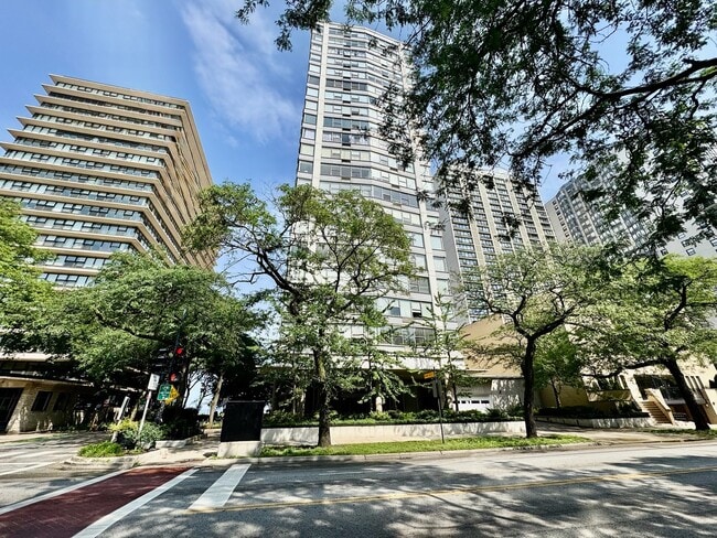 Building Photo - 5757 N Sheridan Rd Unit 16H