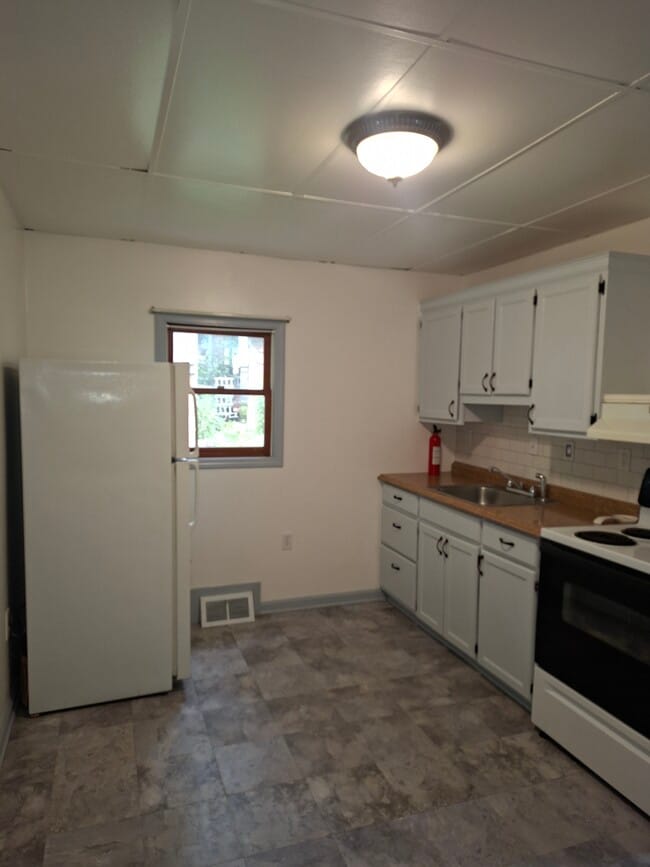 Photo - 11 N Wade Ave