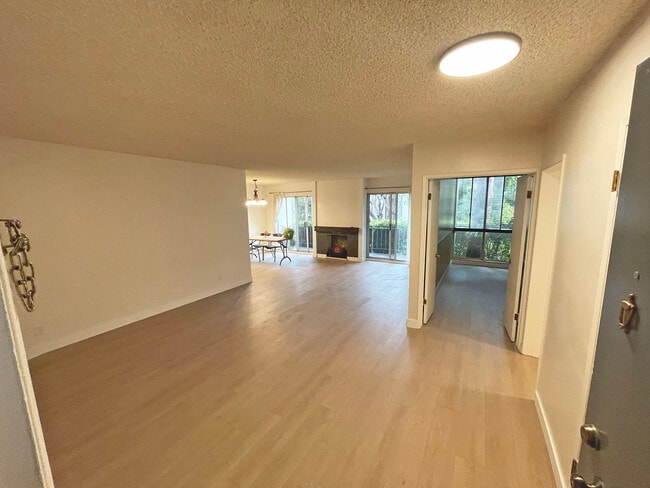Sala de estar y comedor - 5625 Windsor Way Unidad 101