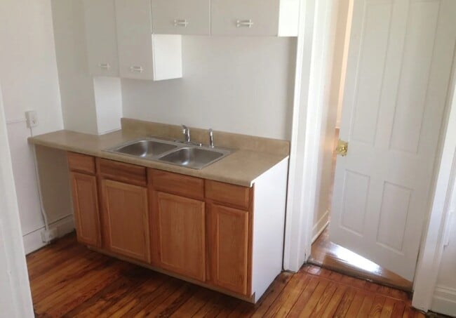 Photo - 588 W Market St